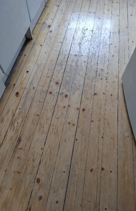 Keittiön lattia ennen hiontaa.