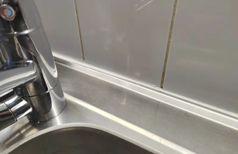 Keittiön silikonisauma uusittuna.