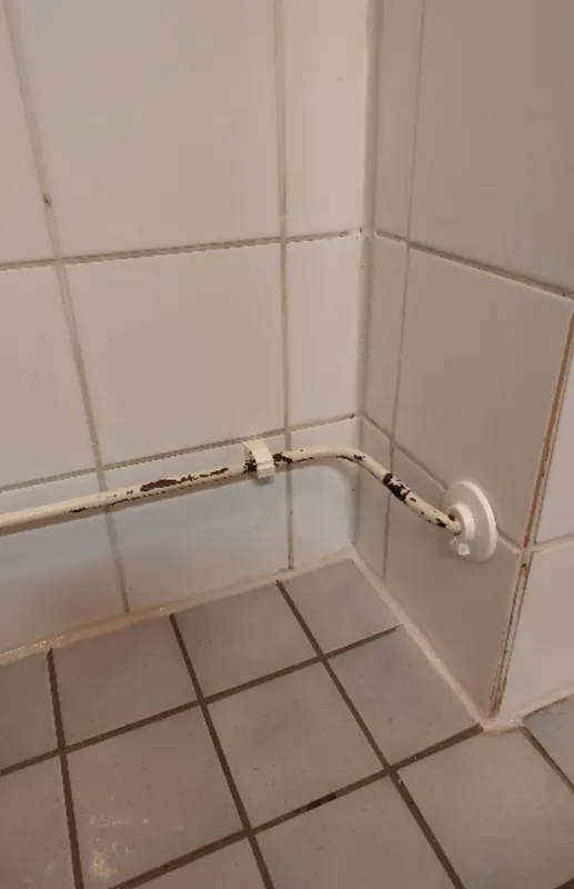 Suihkun seinäsaumat kunnostettuna.