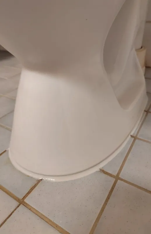 WC-istuimen silikonisauma uusittuna.